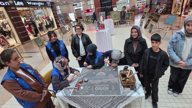 Tatvan'da anlamlı sergi: Filistin için her çivi bir umut olacak