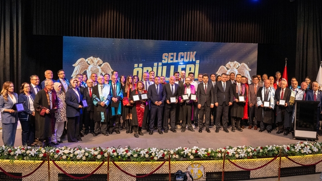 Selçuk Üniversitesinde başarıya katkı sağlayanlar onurlandırıldı