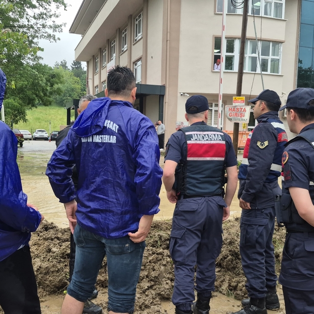 Sağanak nedeniyle sağlık ocağında mahsur kalan hastalar ve sağlık personeli...