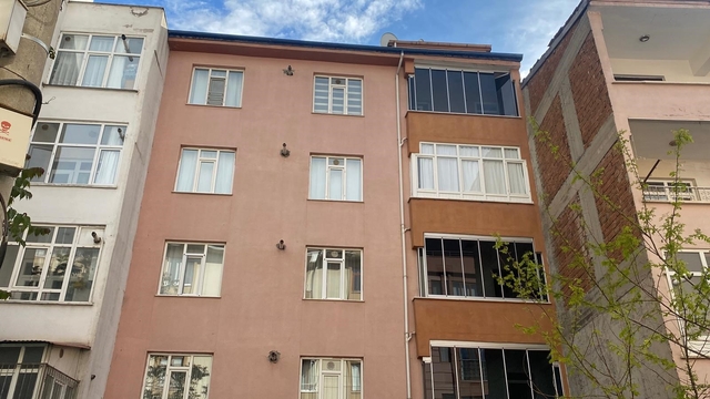 Elazığ'da 5. kattan düşen genç kız ağır yaralandı