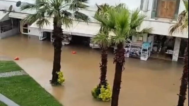 Düzce'de sağanak; ev ve işyerlerini su bastı