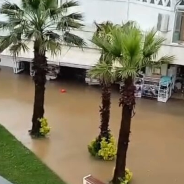 Düzce'de sağanak; ev ve işyerlerini su bastı