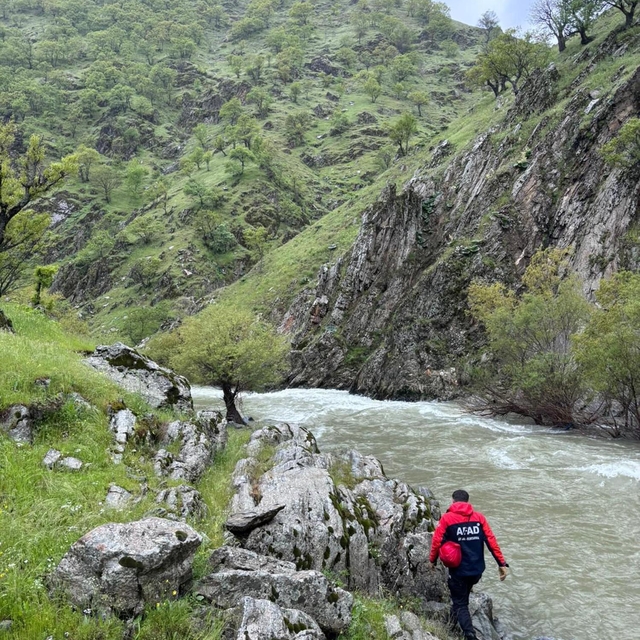 Muş'ta çaya düşen kadını arama çalışmaları sürüyor