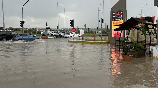 Uşak'ta sağanak yağış bazı bölgelerde etkili oldu
