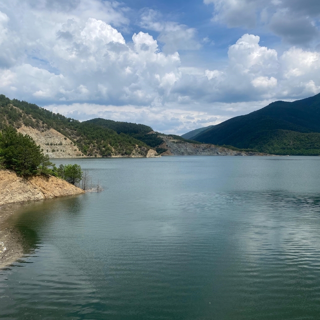 Bolu'da tam kapasiteye ulaşan barajda kontrollü su tahliyesi