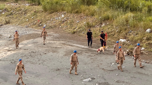 Hatay'da Asi Nehri taştı, sağanakta köprü ve yollar ile bir ev çöktü; 3 ölü, 3 yaralı, 1 kayıp (6)