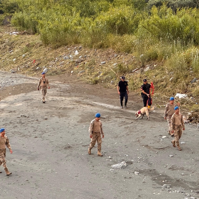 Hatay'da Asi Nehri taştı, sağanakta köprü ve yollar ile bir ev çöktü; 3 ölü...