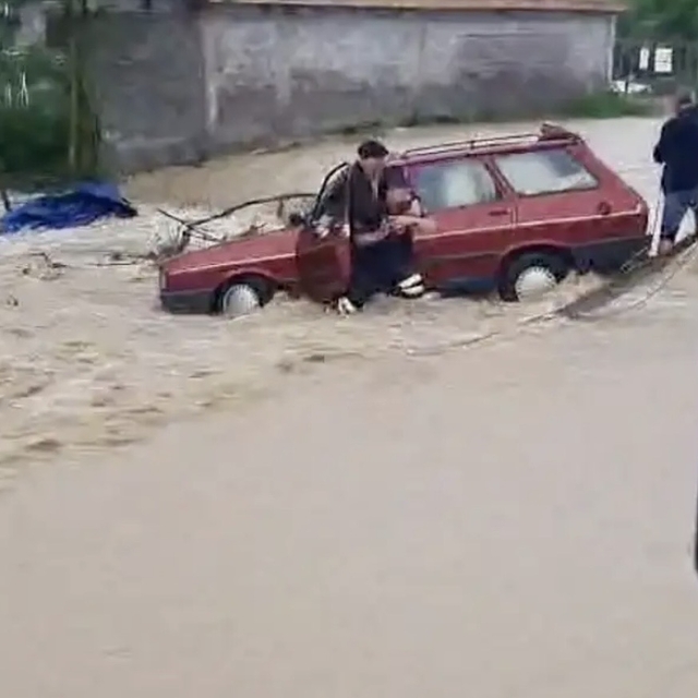 Bartın'da yağmur sonrası denizin rengi değişti (3)