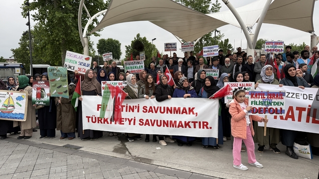 Gazze'ye yardım götüren Sakaryalı aktivistin kızından İsrail'e tepki
"İsrail'in uluslararası sularda hukuksuz bir şekilde alıkoyduğu elleri kelepçelenen bir babanın kızıyım"
