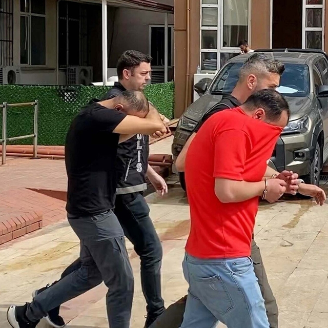 'Dur' ihtarına uymayan sürücü takip sırasında kaza yaptı; 2 tutuklama