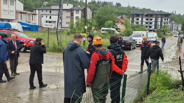 Bartın'da 5 yol, 15 ev ve iş yerinde su baskını yaşandı, mahsur kalan 32 kişi kurtarıldı
Yağışların faciaya dönüşmesini kentteki boş barajlar ve tersip bentlerinde suyun hızının düşürülmesi önledi