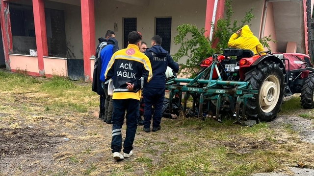 Eski mahalle muhtarı traktörün altında ölü bulundu