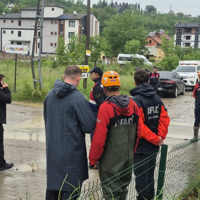 Bartın'da 5 yol, 15 ev ve iş yerinde su baskını yaşandı, mahsur kalan 32 ki...