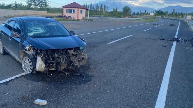 Iğdır'da otomobil refüje çarptı: 3 kişi yaralandı