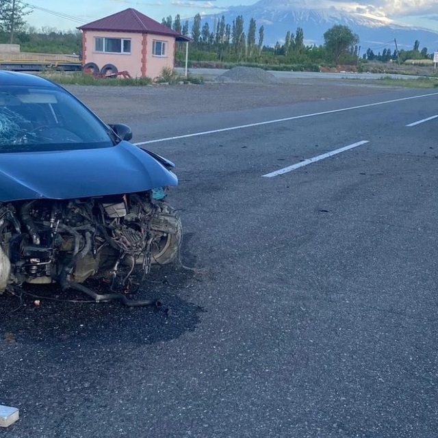 Iğdır'da otomobil refüje çarptı: 3 kişi yaralandı