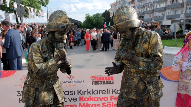 Karagöz Kültür Sanat ve Kakava Festivali renkli görüntülerle başladı