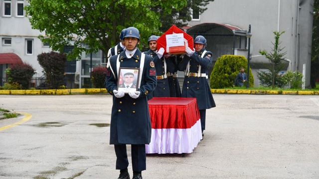 Kalp krizinden ölen üsteğmenin öğrencilere burs aradığına dair mesajları ortaya çıktı