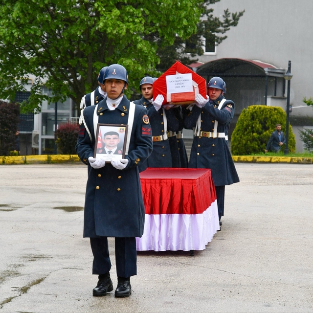 Kalp krizinden ölen üsteğmenin öğrencilere burs aradığına dair mesajları or...