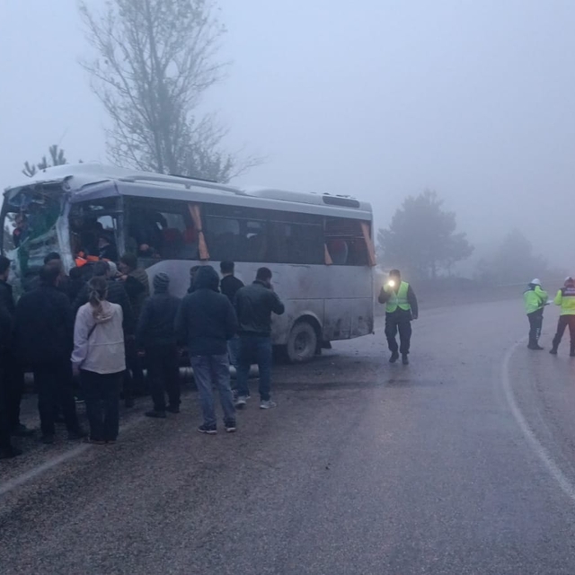 Yolcu minibüsü ile tanker çarpıştı: 3 yaralı