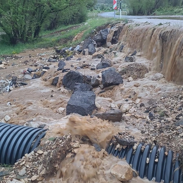 Tomarza'da sağanak etkili oldu, ana yol sular altında kaldı