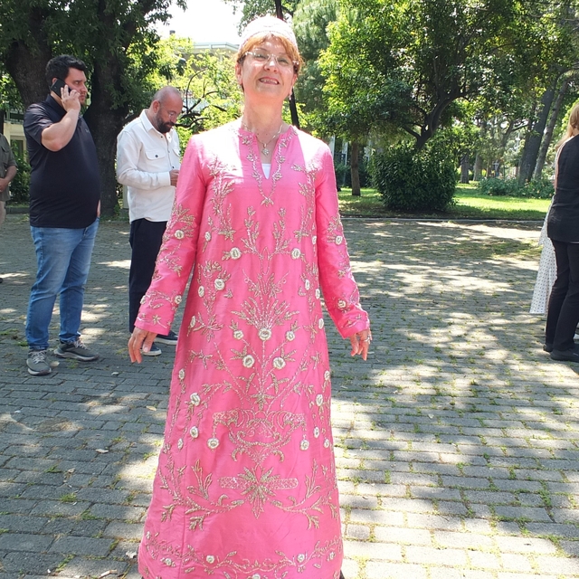 Burhaniyeli eğitmen eski zaman gelinliğini tanıttı