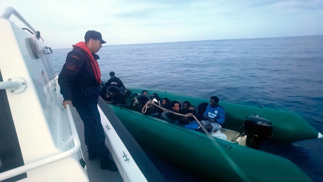 İzmir'de 26 düzensiz göçmen yakalandı, 24 göçmen kurtarıldı