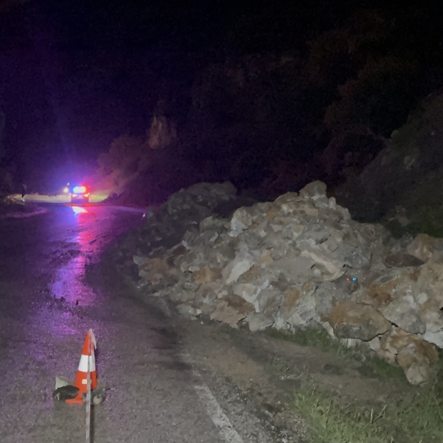 Tokat'ta yamaçtan kopan kaya parçaları yola savruldu
