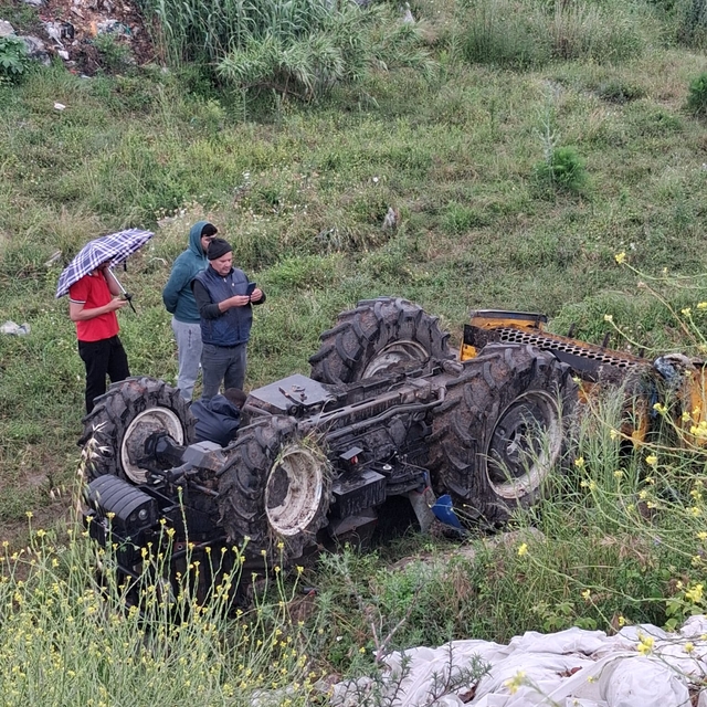Devrilen traktörün altında yaşamını yitirdi