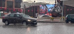 Erzincan'da sağanak nedeniyle cadde ve sokaklar su altında kaldı