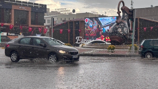 Erzincan'da sağanak nedeniyle cadde ve sokaklar su altında kaldı