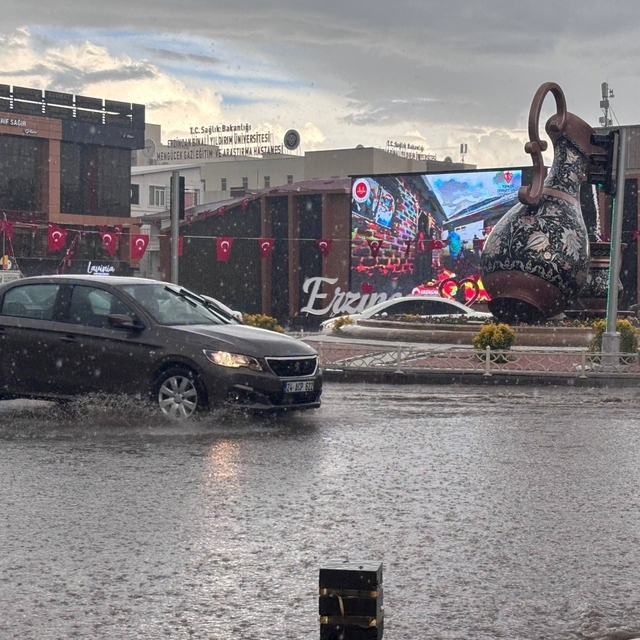 Erzincan'da sağanak nedeniyle cadde ve sokaklar su altında kaldı