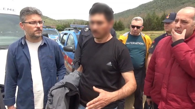 Cani eski koca 10 yıl gizlediği cinayeti böyle itiraf etti
Denizli'deki 10 yıllık faili meçhul cinayette katil zanlısı eski eşin yer gösterme görüntüleri ortaya çıktı