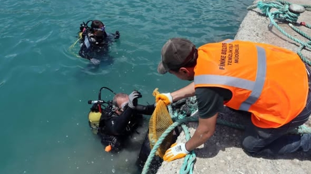Finike'de deniz dip temizliği yapıldı