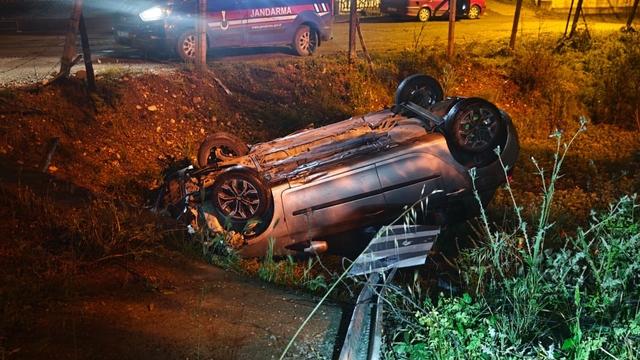 Hurdaya dönen otomobili bırakıp kaçtılar