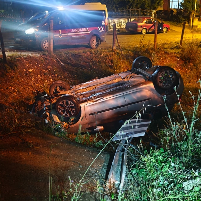 Hurdaya dönen otomobili bırakıp kaçtılar