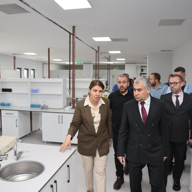 ADÜ Rektörü Kent, araştırma laboratuvarını inceledi