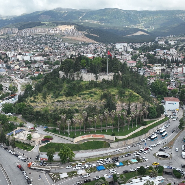 Tarihi kalede depremin izleri siliniyor