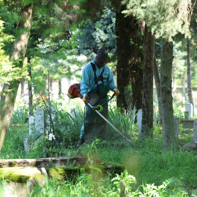Kartepe'de mezarlık ve yeşil alanlar Kurban Bayramı'na hazırlanıyor