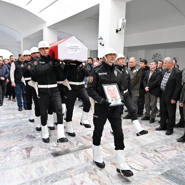 Geçirdiği rahatsızlık sonucu vefat eden polis memuru son yolculuğuna uğurla...