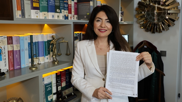 Özel okulun fahiş fiyatla kitap satışı davasında okul müdürüne hapis
Piyasada 2 bin lira olan kitap setine 15 bin lira istendi, mahkeme hapis cezasına hükmetti
Avukat Nazan Akça:
"Bu karar emsal niteliğinde"
"Veliler artık kitap listelerini okuldan alabiliyor"
