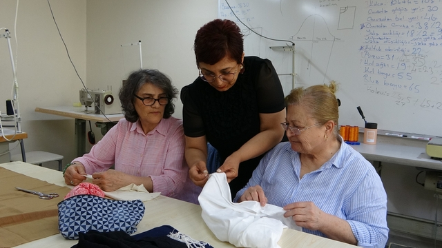 20 yıllık azim öğretmenliğe kavuşturdu: 20'nci kez girdiği KPSS ile hayaline ulaştı
Mersin'de öğretmenlik hayalinden vazgeçmeyen 42 yaşındaki Münevver Akkeçeci, 20'nci kez girdiği KPSS'de başarı sağlayarak yıllarca usta öğretici olarak görev yaptığı Mersin Olgunlaşma Enstitüsü'ne öğretmen olarak atandı