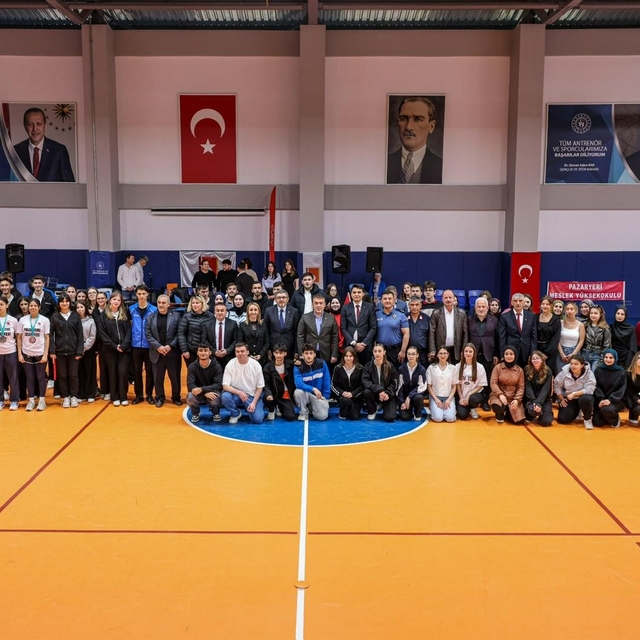 Vali Sözer Pazaryeri'nde bir dizi program gerçekleştirdi