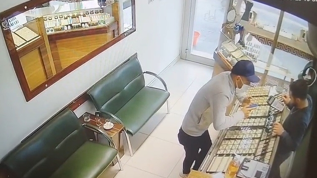 Eşine sürpriz bahanesiyle girdiği kuyumcudan pırlanta çalan şahıs yakalandı
Güvenlik kamerasına yansıyan şüpheli, 'eşime küçük bir sürprizdi' diye kendini savundu