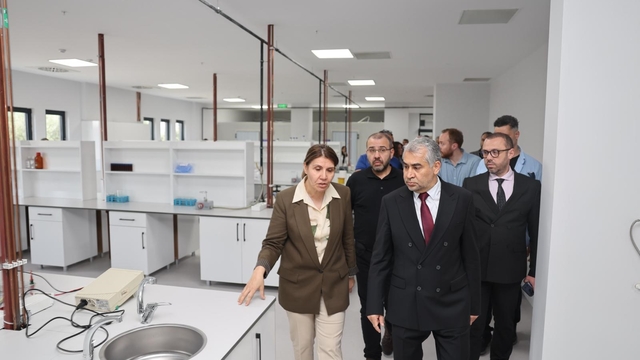 ADÜ Rektörü Kent, araştırma laboratuvarını inceledi
