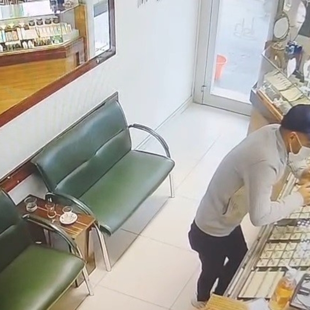 Eşine sürpriz bahanesiyle girdiği kuyumcudan pırlanta çalan şahıs yakalandı...
