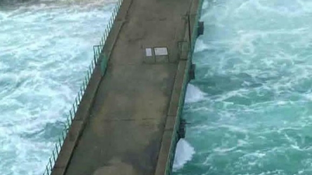Karakaya Barajında su tahliyesi nedeni ile köprü trafiğe kapatıldı