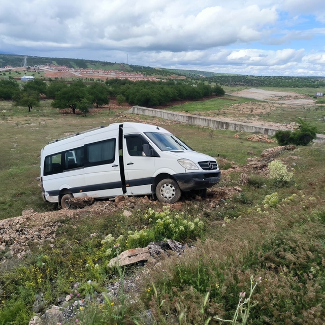 Malatya'da yoldan çıkan minibüsteki 2 kişi yaralandı