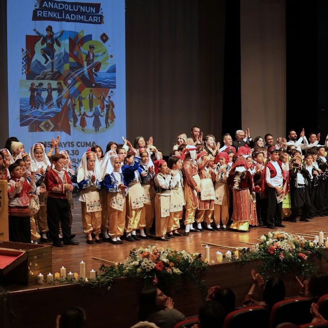 MTK Koleji öğrencilerinden 'Anadolu'nun Renkli Adımları' gösterisi