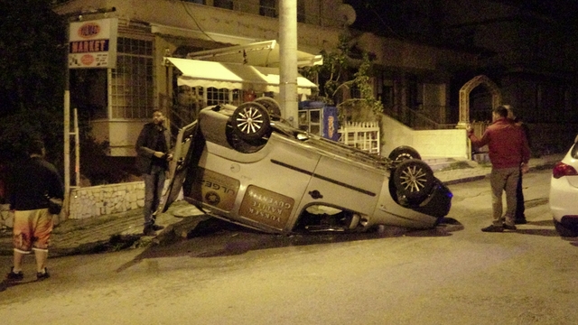 Kaza sonrası ters dönen araçtan sızan akaryakıt paniğe neden oldu
Kavşakta iki aracın çarpışması sonucu ters dönen araç güvenlik kamerasında