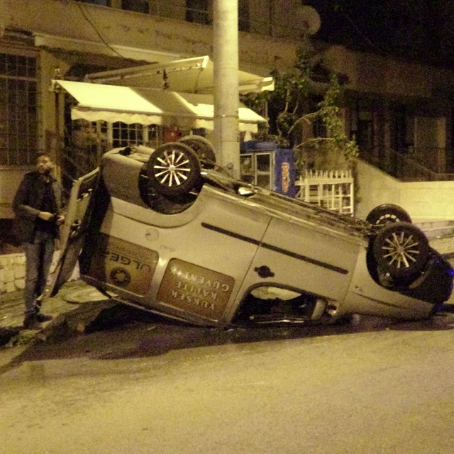 Kaza sonrası ters dönen araçtan sızan akaryakıt paniğe neden oldu
Kavşakta...